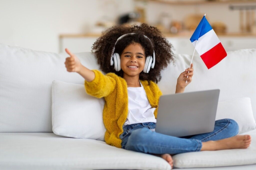 گوش دادن به آهنگ‌های فرانسوی متناسب با سن کودکان
