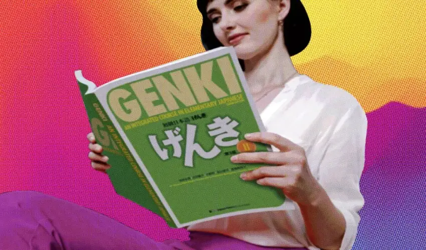 دختری که در حال خواندن یک کتاب ژاپنی است