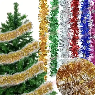 درخت کریسمس با تزئینات درخشان