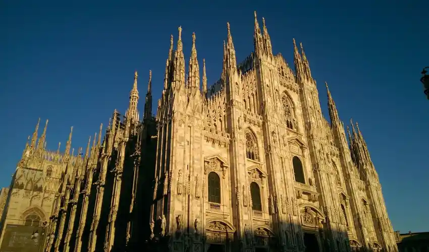 Milan Duomo واقع در میلان