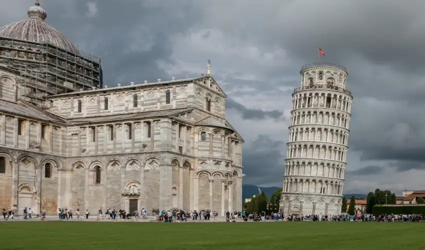 برج کج Pisa واقع در Tuscany