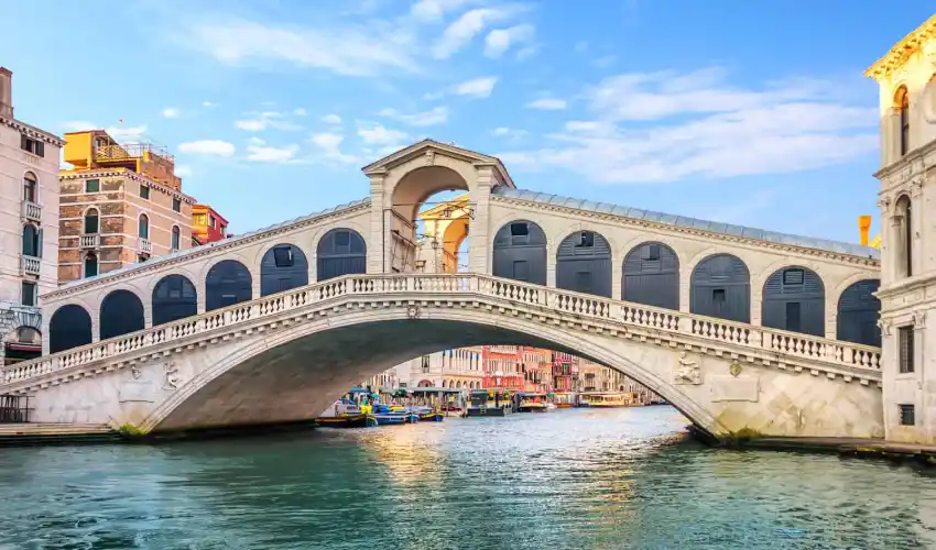 پل Rialto واقع در ونیز