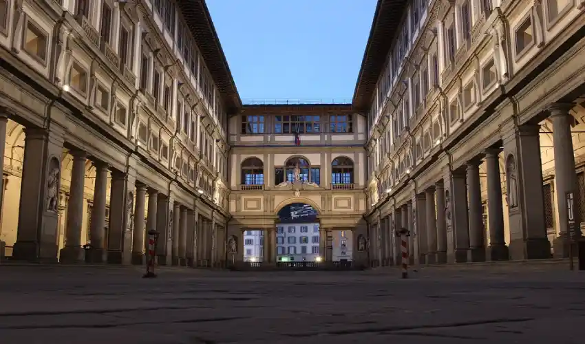 گالری The Uffizi واقع در فلورانس