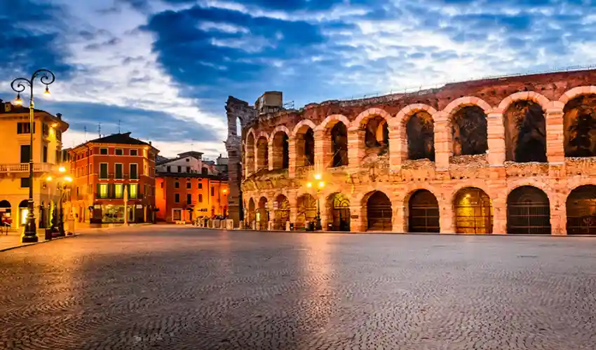 محوطه تاریخی و رومی Verona واقع در Verona