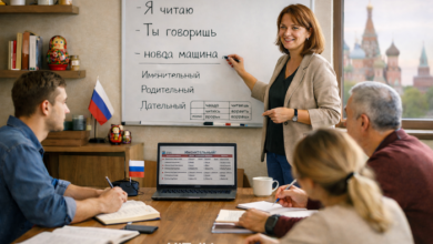 کلاس آموزش گرامر زبان روسی با معلم و دانشجویان، تخته سفید با مثال‌های سیریلیک و نمادهای روسیه